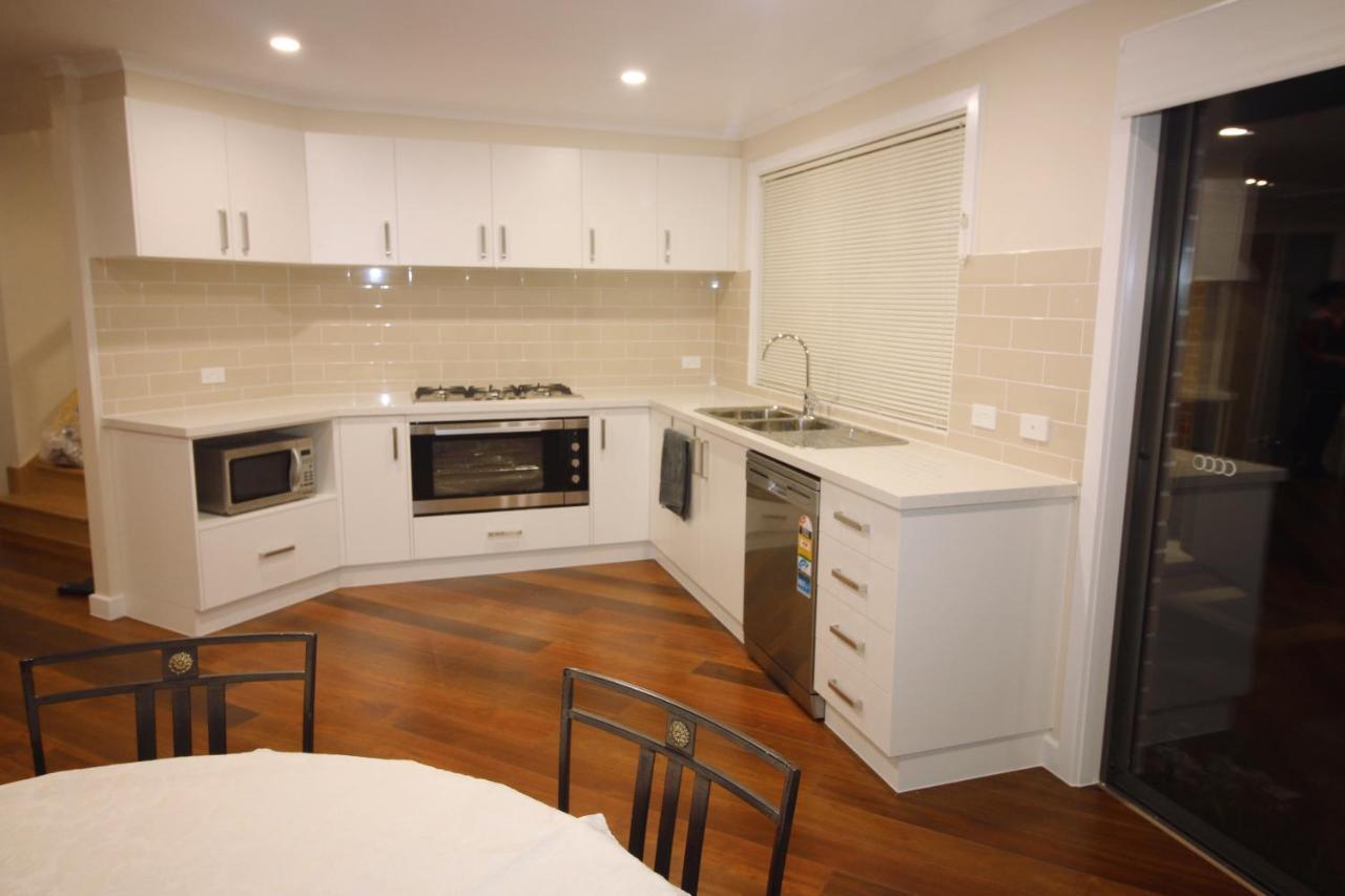 Silver House - Melbourne Airport Accommodation - 7 Minutes From Melbourne Airport — Photos 2